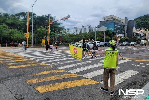 NSP통신-여수시는 하반기 초등학생 등하굣길 안전지킴이 130명을 배치해 운영하고 있다. (사진 = 여수시)