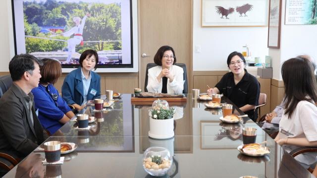 NSP통신-안성시 문화도시 해외 문화장인 차담회 모습. (사진 = 안성시)