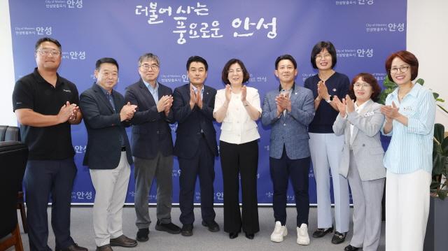 NSP통신-안성시 시민장학회 기부금 전달식 기념촬영 모습. (사진 = 안성시)