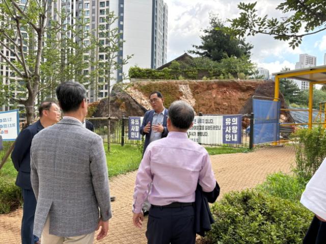 NSP통신-안광률 위원장이 19일 광명초등학교 통학로 안전 문제 해결을 위해 현장방문을 하고 있다. (사진 = 경기도의회)