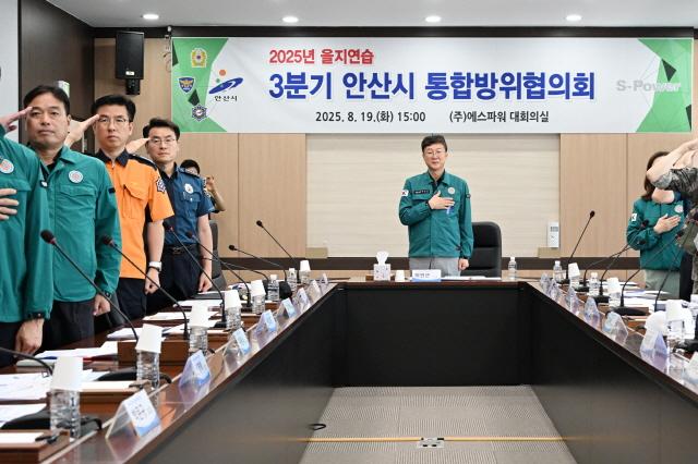 NSP통신-이민근 안산시장이 원시동에 소재한 에스파워 대회의실에서 통합방위협의회를 진행하고 있다. (사진 = 안산시)