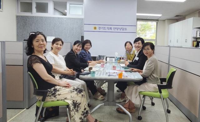 NSP통신-이채명 경기도의원이 19일 의회 안양상담소에서 서시 시 낭송 동아리 신수용 회장 및 회원들과 동아리 활성화를 위해 정담회를 하고 있다. (사진 = 경기도의회)