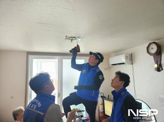 NSP통신-광양백운라이온스클럽 회원들 LED 전등 교체 (사진 = 광양시청)