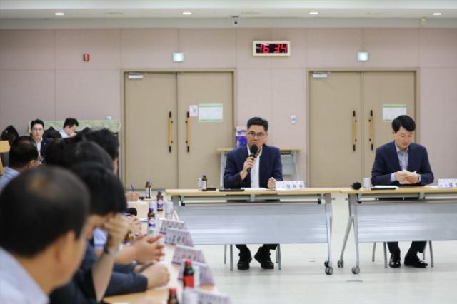NSP통신-정하용 경기도의원이 19일 수지구청 대회의실에서 열린 2025년 찾아가는 민생소통 정담회(용인권역)에서 소상공인 애로사항을 청취하고 있다. (사진 = 경기도의회)