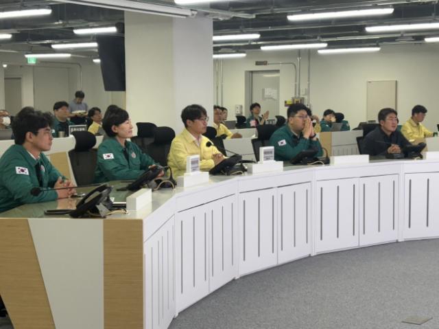 NSP통신-경기도의회 기획재정위원회가 20일 전시종합상황실을 방문해 현장 근무자들을 격려하고 훈련 진행 상황을 점검하고 있다. (사진 = 경기도의회)