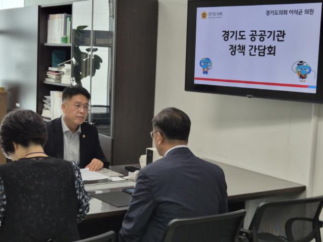 NSP통신-이석균 경기도의원이 의원실에서 이문환 경기도 공공기관담당관 등 관계자들과 도내 공공기관 및 기관장 경영평가에 대한 정담회를 하고 있다. (사진 = 경기도의회)