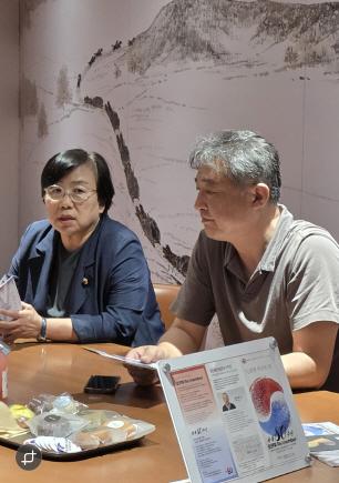 NSP통신-조미자 부위원장이 경기도 콘텐츠산업, 경기콘텐츠진흥원, 남양주시 관계자들과 함께 오르빛 Re:member 현장을 찾아 향후 행사 진행과 운영방안에 대해 논의하고 있다. (사진 = 경기도의회)