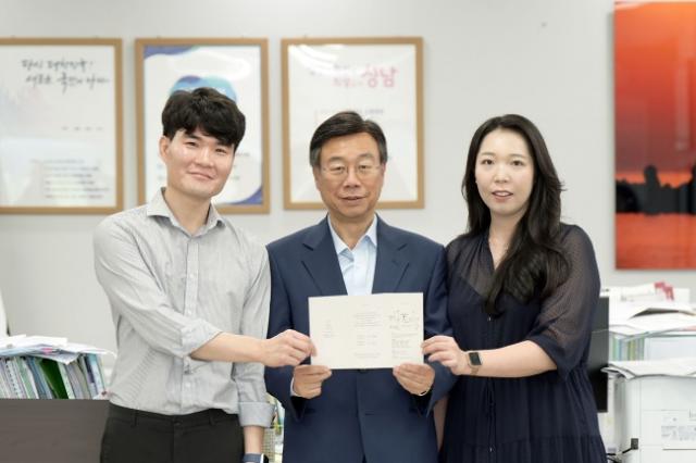 NSP통신-성남시 솔로몬의 선택 행사로 만나 오는 9월 결혼하게 된 예비부부 권씨와 임씨가 신상진 성남시장에게 청첩장을 전달 후 기념사진을 찍고 있다. (사진 = 성남시)