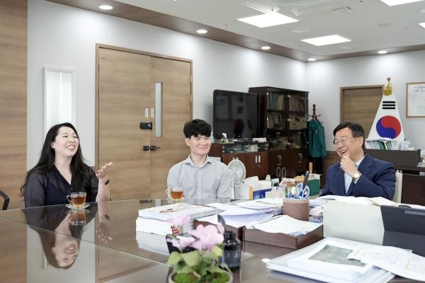 NSP통신-성남시 솔로몬의 선택 행사로 만나 오는 9월 결혼하게 된 예비부부 권씨와 임씨가 신상진 성남시장과 차담 중이다. (사진 = 성남시)