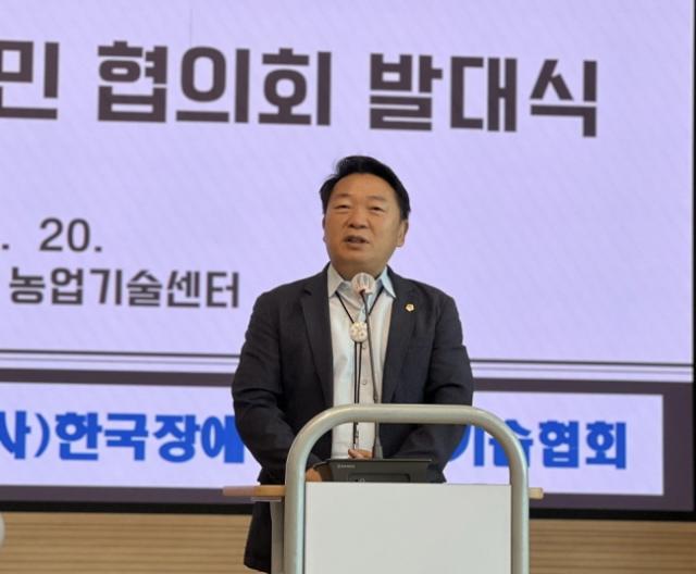 NSP통신-방성환 위원장이 20일 용인시농업기술센터서 열린 농촌 재구조화법에 따른 용인시 농촌 재생발전주민협의회 발대식에 참석해 주민협의회 출범을 축하하고 있다. (사진 = 경기도의회)