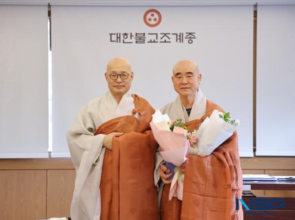 NSP통신-대한불교조계종 총무원장 진우스님은 20일 37대 집행부 하반기를 이끌 총무원 부실장 및 산하기관장 인사를 단행했다. 사진 왼쪽부터) 조계종 총무원장 진우스님과 신임 총무부장 성웅스님 (사진 = 대한 불교조계종)