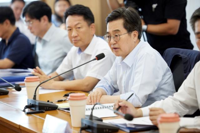 NSP통신-김동연 경기도지사가 20일 오후 평택항마린센터에서 열린 자동차 수출기업 관계자 현장간담회에서 애로사항 청취 및 후속조치 논의를 하고 있다. (사진 = 경기도)