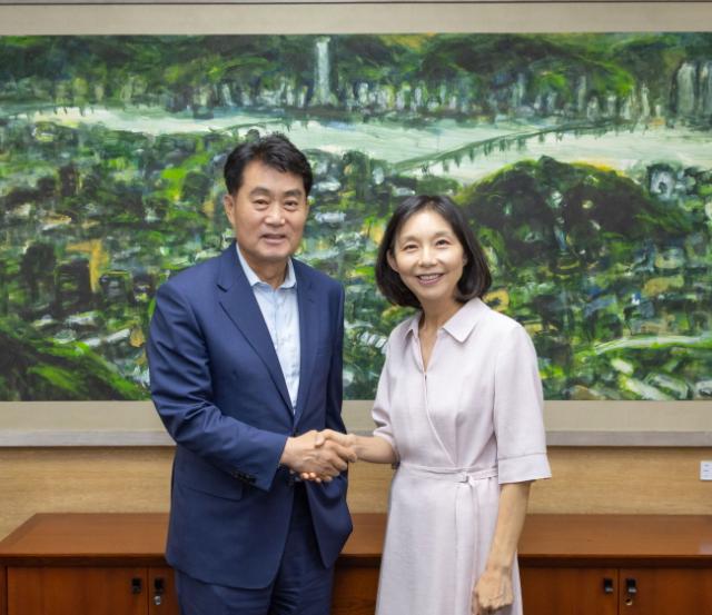 NSP통신-하은호 군포시장(왼쪽)이 18일 서울특별시의회를 방문해 최호정 의장과 면담을 갖는 가운데 기념촬영을 하고 있다. (사진 = 군포시)