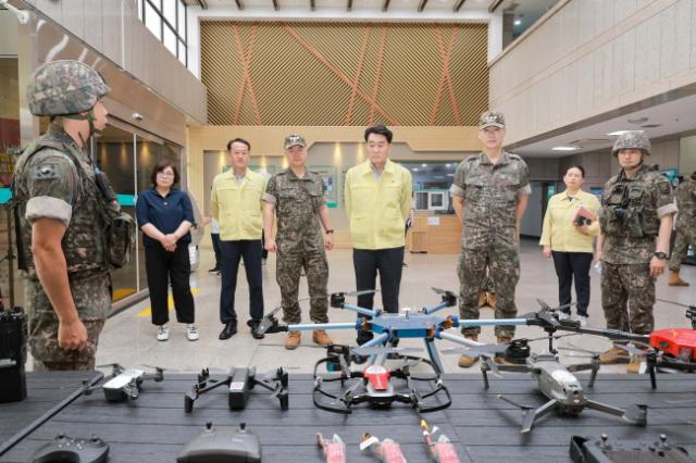 NSP통신-하은호 군포시장이 19일 시청사에서 드론 폭발물 테러 상황을 가정한 실제훈련을 살펴보고 있다. (사진 = 군포시)