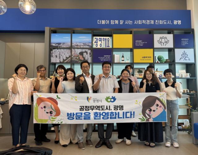 NSP통신-19일 여주시의회가 광명시 사회적경제 홍보전시관을 찾아 공정무역도시 정책과 우수사례를 벤치마킹하고 기념사진을 촬영하고 있다. (사진 = 광명시)
