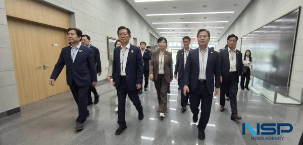 NSP통신-정청래 민주당 대표를 비롯한 최고위원, 임미애 경북도당 위원장 등 민주당 국회의원 13명이 지난 19일 경주를 방문해 아시아태평양경제협력체(APEC) 진행 상황에 관한 보고를 받고 기반 시설 건설 현장 등 준비 상황을 점검했다. (사진 = 경상북도)