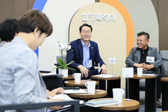 NSP통신-19일 정명근 화성시장(가운데)이 제2대 농어업회의소 임원진들과 간담회를 하는 모습. (사진 = 화성시)