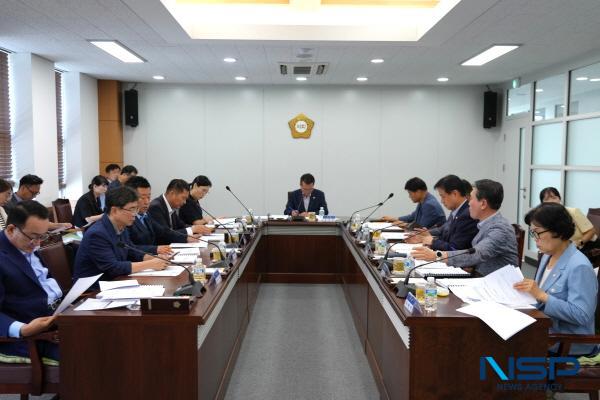 NSP통신-영천시의회는 20일 의원 및 집행부 관계 부서장이 참석한 가운데 전체 의원 정례간담회를 열었다. (사진 = 영천시의회)