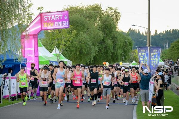 NSP통신-지난 16일 야광레이스 10km 코스에 참가한 주자들이 동천변을 달리고 있다 (사진 = 순천시)