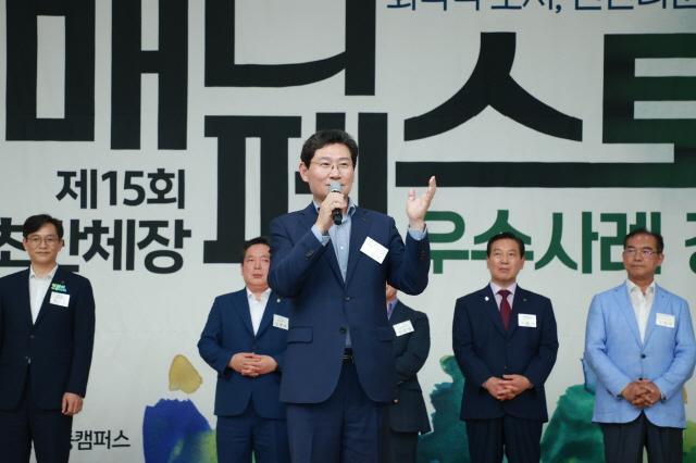 NSP통신-용인특례시가 한국매니페스토실천본부와 회복력 도시 조성 위한 업무협약을 체결했다. 사진은 안동에서 열린 2025 전국 기초단체장 매니페스토 우수사례 경진대회에서 인사말을 하고 있는 이상일 용인특례시장. (사진 = 용인특례시)