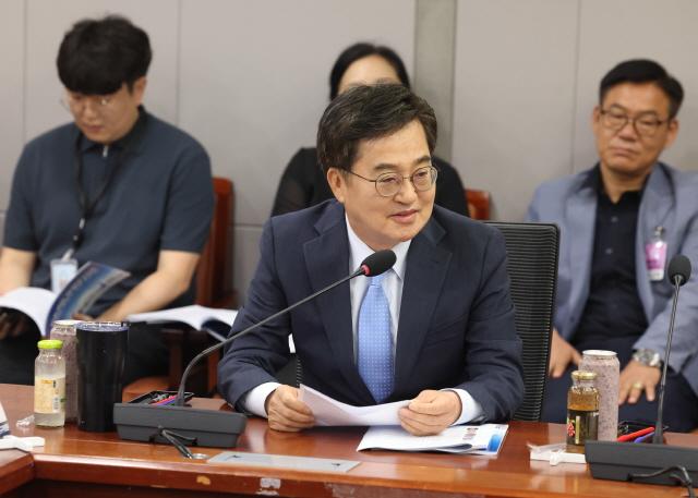 NSP통신-김동연 경기도지사가 21일 국회의원회관에서 열린 지속가능 미래도시와 국가 AI 경쟁력 강화 토론회에서 축사를 하고 있다. (사진 = 경기도)