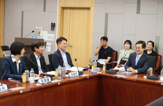 NSP통신-김동연 경기도지사가 지속가능 미래도시와 국가 AI 경쟁력 강화 토론회에서 참석자들과 대화 도중 밝게 웃고 있다. (사진 = 경기도)