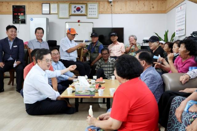 NSP통신-김동연 경기도지사와 정장선 평택시장 등이 평택시 포승읍 내기1리 무더위 쉼터에서 어르신들과 대화를 나누고 있다. (사진 = 경기도)