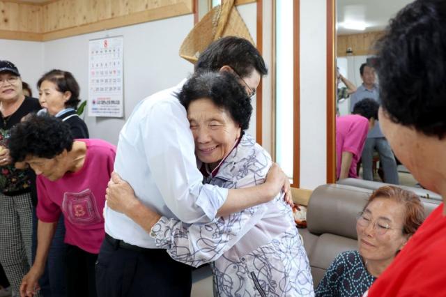 NSP통신-어르신과 반갑게 포옹하는 김동연 경기도지사. (사진 = 경기도)