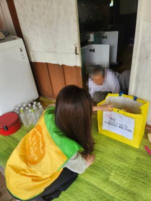 NSP통신-영양군은 여름철 고독사 예방과 취약계층의 건강한 주거환경 조성을 위해 관내 독거노인 및 위기가구 70세대에 주거환경개선 물품꾸러미를 전달했다. (사진 = 영양군)