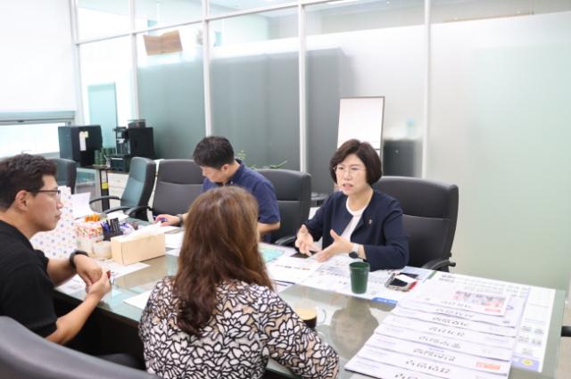 NSP통신-이애형 위원장이 21일 수원시로부터 청개구리 연못 사업의 향후 도내 학교 유휴공간 활용 정책과의 연계 가능성에 대해 논의하고 있다. (사진 = 경기도의회)