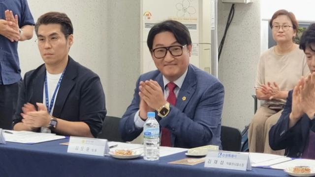 NSP통신-김도훈 경기도의원이 20일 수원화성박물관에서 열린 경기 지역특화콘텐츠개발지원 업무협약 체결식에 참석해 축사를 전하고 있다. (사진 = 경기도의회)