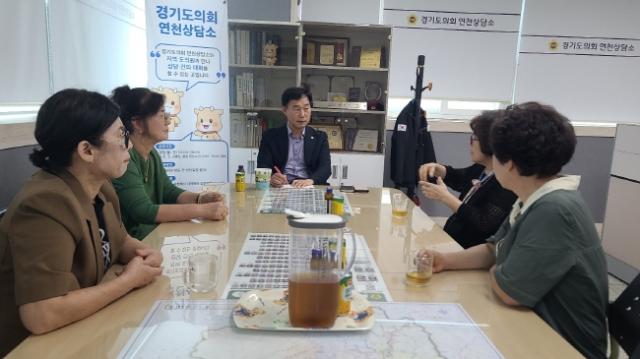 NSP통신-윤종영 부위원장이 11일 도의회 연천지역 상담소에서 한국생활개선 연천군연합회 임원들과 간담회를 갖고 의견을 나누고 있다. (사진 = 경기도의회)