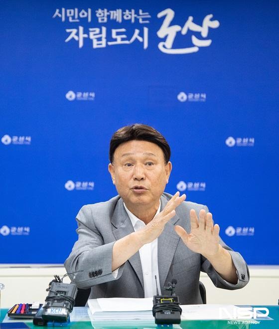 NSP통신-강임준 군산시장이 21일 시청 브리핑 룸에서 기자 간담회를 열고 태양광 수사 관련 검찰의 무혐의 결정에 대한 입장과 향후 시정 운영 방향을 밝히고 있다. (사진 = 군산시)
