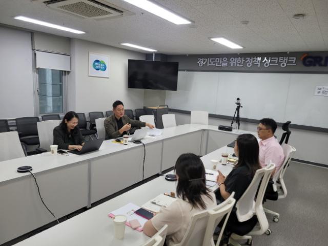NSP통신-오석규 경기도의원이 19일 경기북부센터에서 남지현 센터장 및 북부센터 연구위원들과 회의를 하고 있다. (사진 = 경기도의회)