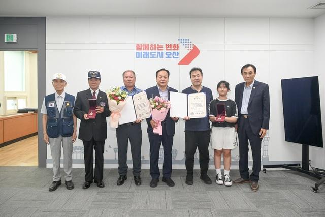 NSP통신-20일 이권재 오산시장(가운데)과 참전용사 유가족들이 화랑무공훈장 전수식에서 기념촬영을 하는 모습. (사진 = 오산시)