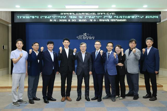NSP통신-20일 조승문 화성시 제2부시장(왼쪽 다섯번째)와 관계자들이 기념촬영을 하고 있다. (사진 = 화성시)