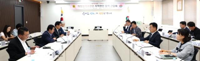 NSP통신-경기도의회 의정정책추진단이 21일 구리시청 회의실에서 지역 현안 정책 정담회를 열고 주요 정책 현안과 지원 방안을 논의하고 있다. (사진 = 경기도의회)