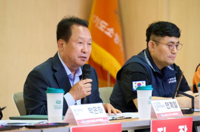 NSP통신-안계일 경기도의원이 21일 경기 소방공무원 치유정책 연구회에서 발간한 경기도 소방공무원 심신안정 지원제도 개선방안 연구 보고서에 대해 발언하고 있다. (사진 = 경기도의회)