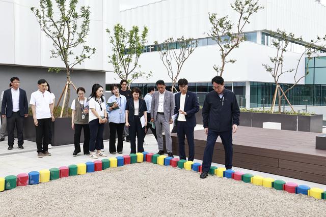 NSP통신-20일 정명근 화성시장(오른쪽 첫번째)이 화성중앙도서관을 방문해 개관 준비상황을 점검하는 모습. (사진 = 화성시)