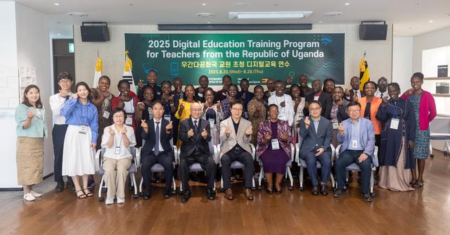 NSP통신-20일 임태희 경기도교육감(앞 줄 왼쪽 네번째)와 우간다 교원 및 관계자들이 기념촬영을 하는 모습. (사진 = 경기도교육청)