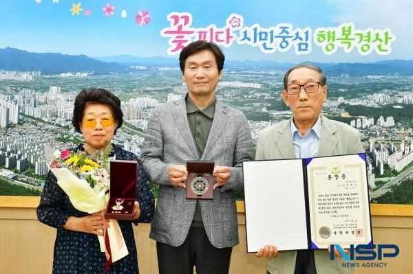 NSP통신-경산시는 21일 6·25전쟁에 참전해 공을 세운 故 장해익 상병의 유가족에게 국방부장관을 대신해 화랑무공훈장을 전수했다. (사진 = 경산시)