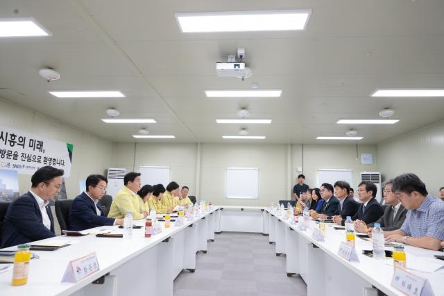 NSP통신-19일 시흥배곧서울대병원 건립 현장에서 열린 안전점검 행사에서 임병택 시흥시장과 관계자들이 소통하고 있다. (사진 = 시흥시)