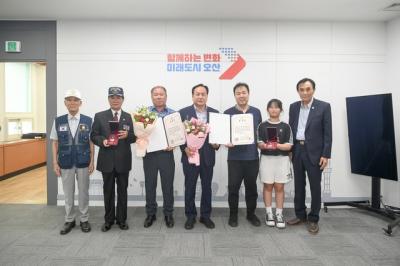 [NSP NEWS Image]오산시, 6·25전쟁 참전용사 유가족에 화랑무공훈장 전수