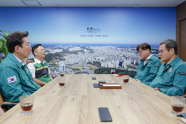 NSP통신-원강수 원주시장과 김홍규 강릉시장이 환담을 나누고 있는 모습. (사진 = 원주시)