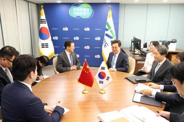 NSP통신-김동연 경기도지사 한중 수교 기념일(8월 24일)을 앞둔 21일 오후 경기도중앙협력본부에서 다이빙(戴兵) 주한중국대사와 면담을 하고 있다. (사진 = 경기도)