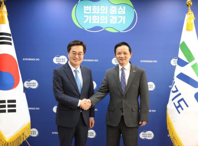 NSP통신-21일 오후 김동연 도지사가 다이빙 주한 중국대사와 기념촬영을 하고 있다. (사진 = 경기도)