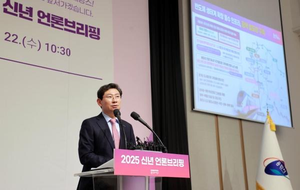 NSP통신-1월 22일 신년 언론브리핑에서 광역 철도망 구축 계획을 설명하고 있는 이상일 용인특례시장. (사진 = 용인특례시)