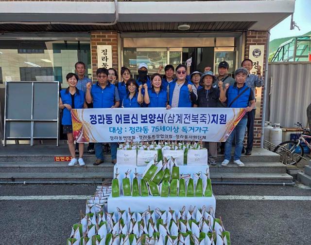 NSP통신-삼척시 정라동 번영회에서 마련한 삼계탕. (사진 = 삼척시)