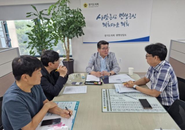 NSP통신-유종상 경기도의원이 21일 광명상담소에서 관계 공무원과 정담회를 하고 있다. (사진 = 경기도의회)