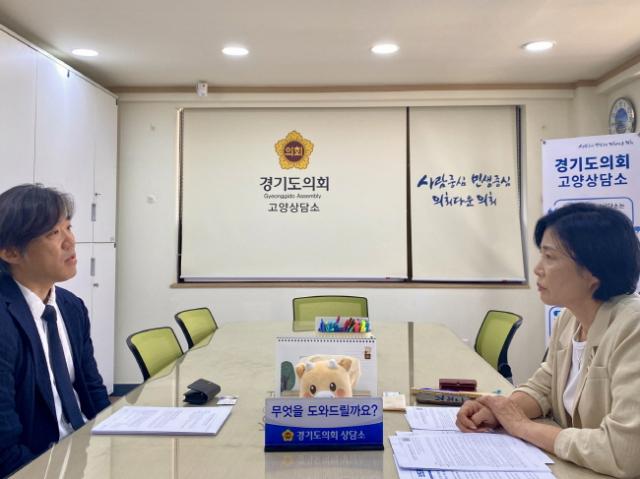 NSP통신-이경혜 부위원장이 21일 고양상담소에서 안전취약계층의 화재재난 예방 위한 정책 제안을 듣고 논의하는 자리를 가지고 있다. (사진 = 경기도의회)